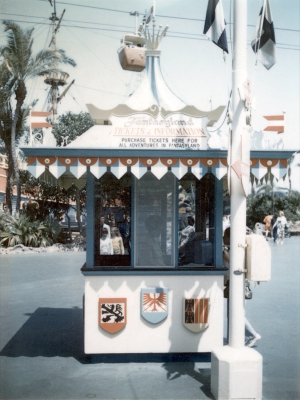 Fantasylandin lippukoju Disneylandissa 1960-luvulla. Kyltissä lukee Purchase tickets here for all adventures in Fantasyland.