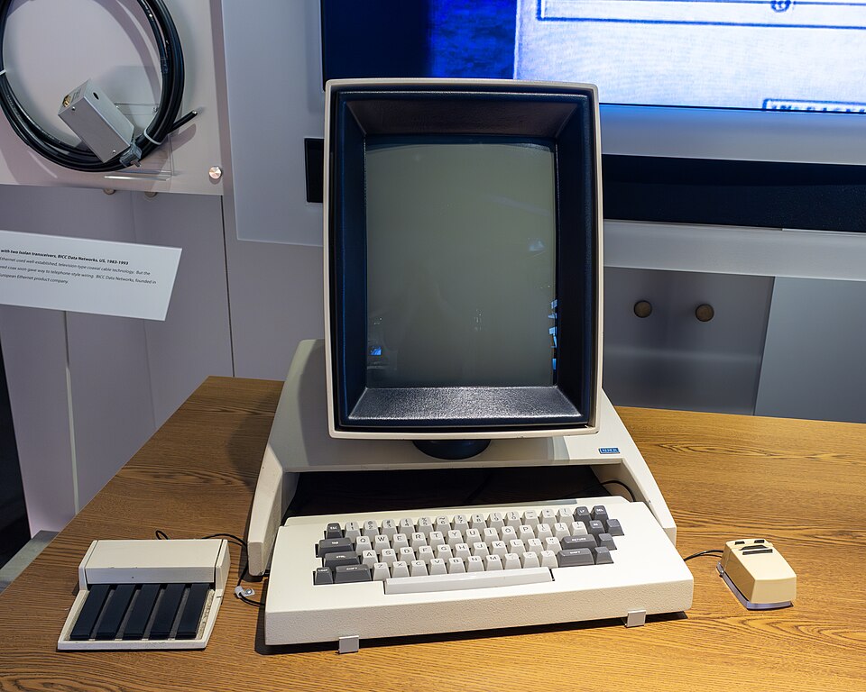 Xerox Alto -työasema, jossa on pystynäyttö, näppäimistö, hiiri ja sointunäppäimistö